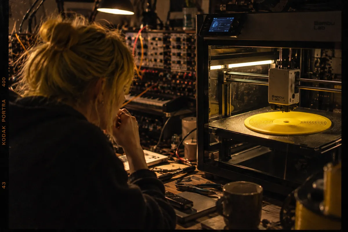 A yellow Kräftsound piece being printed in the studio